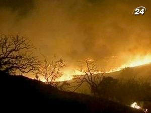 Вогонь у Каліфорнії знищив десятки житлових будинків Вогонь у Каліфорнії знищив десятки житлових будинків