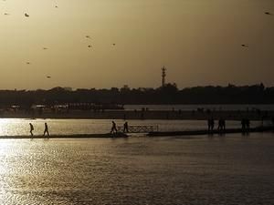 У Китаї повінь знесла у річку 160 тонн вибухонебезпечних речовин У Китаї повінь знесла у річку 160 тонн вибухонебезпечних речовин