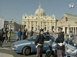 Нескромно одягнені туристи відтепер небажані гості у Ватикані Нескромно одягнені туристи відтепер небажані гості у Ватикані