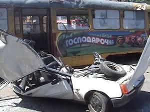 У Одесі трамвай упав на авто - одна людина загинула