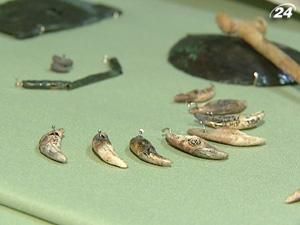 У Музеї історії відкрилась виставка "Барвистий світ прикрас" У Музеї історії відкрилась виставка "Барвистий світ прикрас"