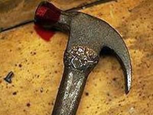 Феодосія: дівчина вбила молотком вітчима за домагання Феодосія: дівчина вбила молотком вітчима за домагання