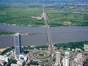 У Китаї багатотонні драги загрожують дамбі ГЕС У Китаї багатотонні драги загрожують дамбі ГЕС