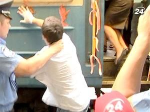 На столичному залізничному вокзалі борці за свободу влаштували акцію протесту На столичному залізничному вокзалі борці за свободу влаштували акцію протесту