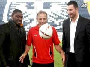 Кличко-молодший і Пітер зустрілися на місці майбутнього бою Кличко-молодший і Пітер зустрілися на місці майбутнього бою