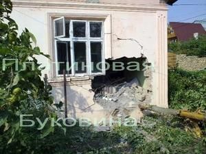 Чернівці: джип протаранив будинок Чернівці: джип протаранив будинок