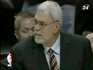 Філ Джексон ще один сезон тренуватиме "Лейкерс Філ Джексон ще один сезон тренуватиме "Лейкерс
