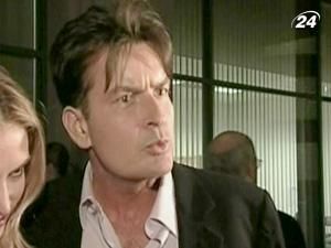 Чарлі Шин, звинувачений у домашньому насильстві, уникнув в'язниці Чарлі Шин, звинувачений у домашньому насильстві, уникнув в'язниці