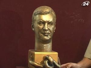 Вражений скульптурою Калігули майстер відлив Януковича у бронзі 
