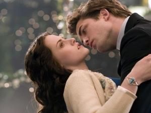 Дві частини останніх "Сутінків" побачать світ з різницею в рік Дві частини останніх "Сутінків" побачать світ з різницею в рік