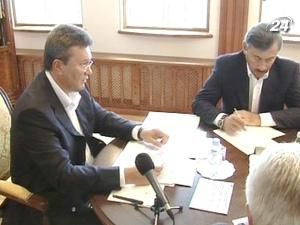 Віктор Янукович перериває відпустку і повертається до Києва Віктор Янукович перериває відпустку і повертається до Києва