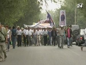 Заворушення у Киргизстані: спецназівці розігнали народний з’їзд Заворушення у Киргизстані: спецназівці розігнали народний з’їзд