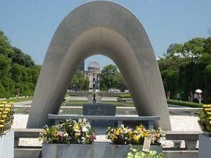 В Японії проходять траурні церемонії річниці атомного бомбардування Хіросіми В Японії проходять траурні церемонії річниці атомного бомбардування Хіросіми