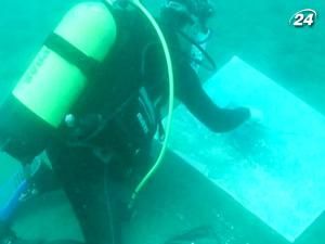 Художник довів - малювати під водою можливо