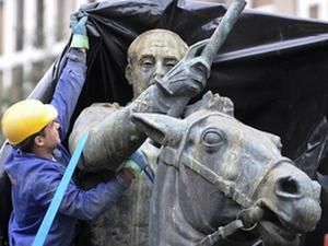 Іспанія: демонтаж останньої кінної статуї Франко