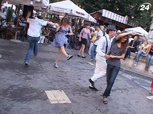 У центрі Львова кожен охочий може поринути у запальні ритими рок-н-ролу У центрі Львова кожен охочий може поринути у запальні ритими рок-н-ролу