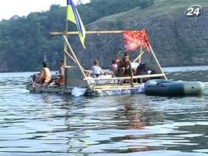 До Чорного моря по Дніпру на плоті з пластикових пляшок До Чорного моря по Дніпру на плоті з пластикових пляшок