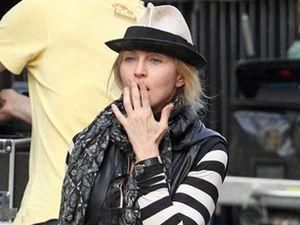 Втомлена Мадонна знімає кіно (ФОТО) Втомлена Мадонна знімає кіно (ФОТО)