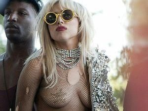 Lady Gaga оголила груди та одягнула порвані панчохи Lady Gaga оголила груди та одягнула порвані панчохи