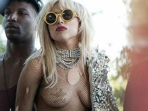 Lady Gaga оголила груди та одягнула порвані панчохи