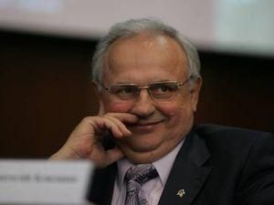 Донецький губернатор під дулом автомата змусив таксиста підняти недокурок Донецький губернатор під дулом автомата змусив таксиста підняти недокурок