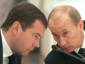 Довіра росіян до Медведєва та Путіна рекордно впала