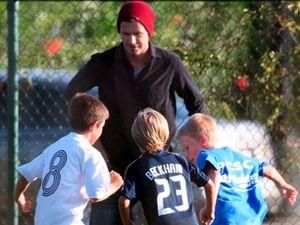 Девід відновлюється після травми граючи футбол із дітьми Девід відновлюється після травми граючи футбол із дітьми