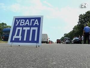 Маршрутка в'їхала у КАМАЗ: 1 людина загинула, 14 травмованих Маршрутка в'їхала у КАМАЗ: 1 людина загинула, 14 травмованих