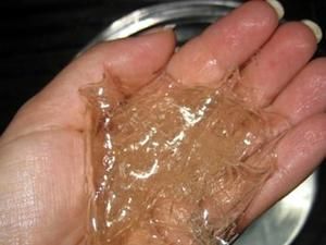 Італія: жінка вже тиждень не може роз’єднати пальці через китайський клей Італія: жінка вже тиждень не може роз’єднати пальці через китайський клей