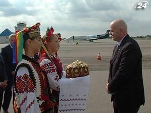 Генсек УЄФА перевіряє підготовку міст до Євро-2012 Генсек УЄФА перевіряє підготовку міст до Євро-2012