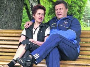 ЗМІ: Янукович плавав у басейні, ловив рибку і співав під гітару та караоке ЗМІ: Янукович плавав у басейні, ловив рибку і співав під гітару та караоке