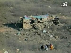 У Перу автобус упав з висоти 200 м у прірву У Перу автобус упав з висоти 200 м у прірву