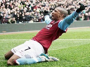 "Астон Вілла" заохочує Ешлі Янґа "Астон Вілла" заохочує Ешлі Янґа