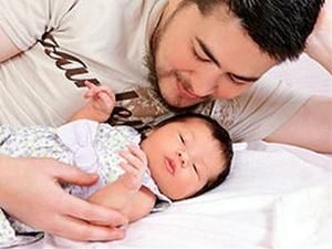 Перший у світі вагітний "чоловік" народив третю дитину
