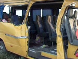 На Донеччині маршрутка з відпочивальниками зіткнулася з вантажівкою На Донеччині маршрутка з відпочивальниками зіткнулася з вантажівкою