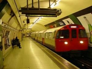 Лондон: потяг-утікач за 13 хвилин проїхав 6 станцій без машиніста Лондон: потяг-утікач за 13 хвилин проїхав 6 станцій без машиніста