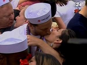 На Таймс Сквер поцілунками святкують 65-річницю закінчення війни