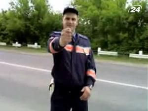Інспектора ДАІ звільнили з роботи за дулю Інспектора ДАІ звільнили з роботи за дулю