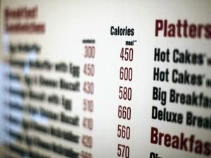 Великобританія: ресторани і кафе зобов’яжуть вказувати калорійність страв у меню