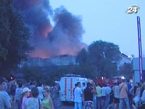 Пожежу на торгових складах у Києві загасили лише надранок