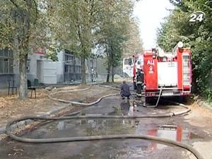 Роботи з ліквідації пожежі на складах тривають Роботи з ліквідації пожежі на складах тривають