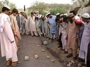 Таліби забили камінням молоду пару за аморальну поведінку Таліби забили камінням молоду пару за аморальну поведінку