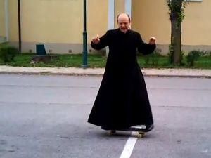Угорський священик дав урок катання на скейті (ВІДЕО) Угорський священик дав урок катання на скейті (ВІДЕО)