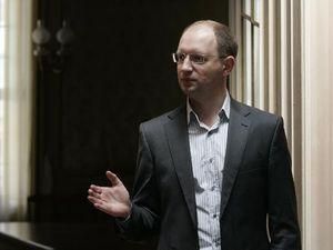 Яценюк пропонує провести "амністію" ліцензій телеканалів Яценюк пропонує провести "амністію" ліцензій телеканалів