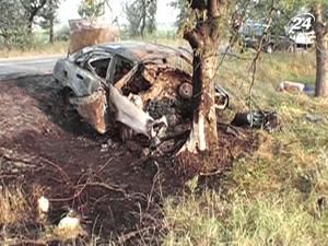 У Криму легковик врізався в дерево: загинули 3 людини У Криму легковик врізався в дерево: загинули 3 людини