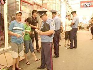 На ринку правоохоронці затримали 22 нелегалів На ринку правоохоронці затримали 22 нелегалів