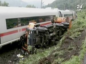 У Німеччині швидкісний потяг зіткнувся із сміттєвозом У Німеччині швидкісний потяг зіткнувся із сміттєвозом