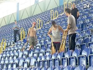 Затримані фанати харківського "Металіста" прибирали стадіон Затримані фанати харківського "Металіста" прибирали стадіон