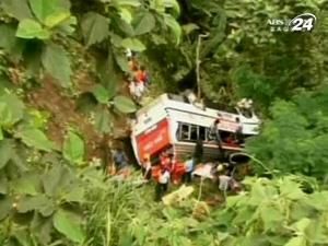 На Філіппінах пасажирський автобус впав у прірву