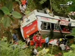 На Філіппінах пасажирський автобус впав у прірву - загинуло 40 людей